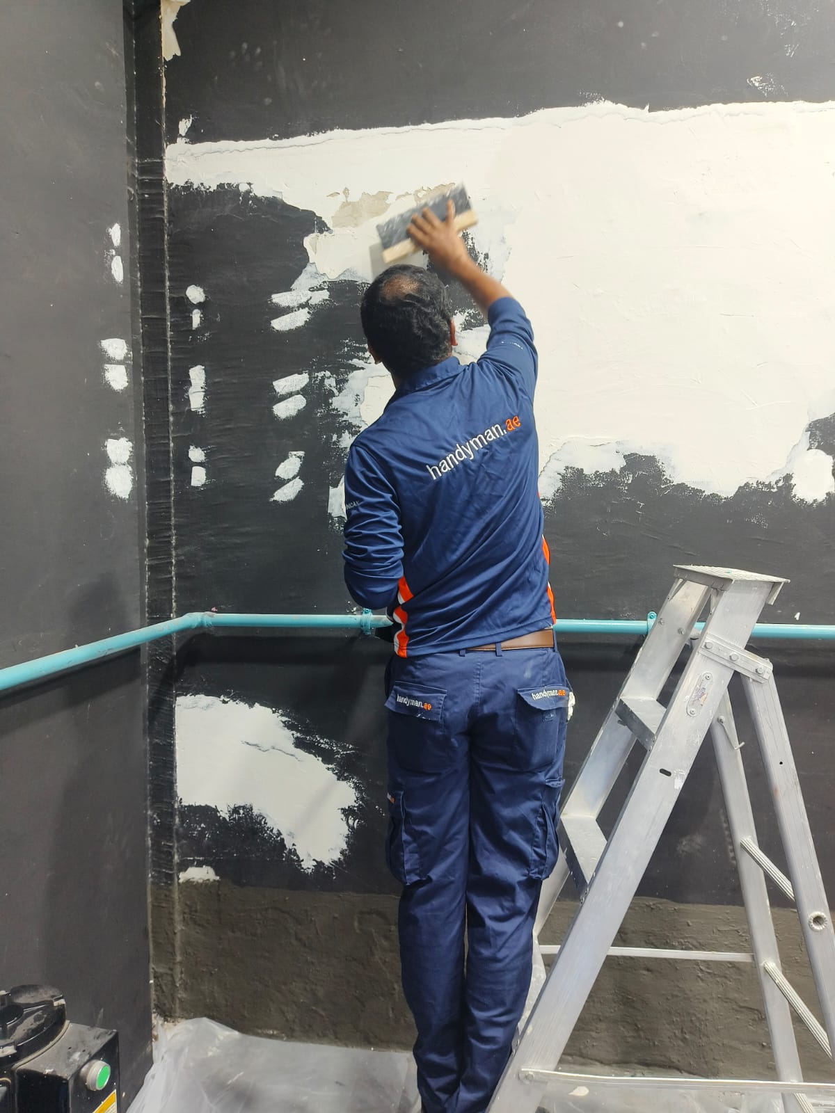 End of Tenancy Painting in Dubai technician